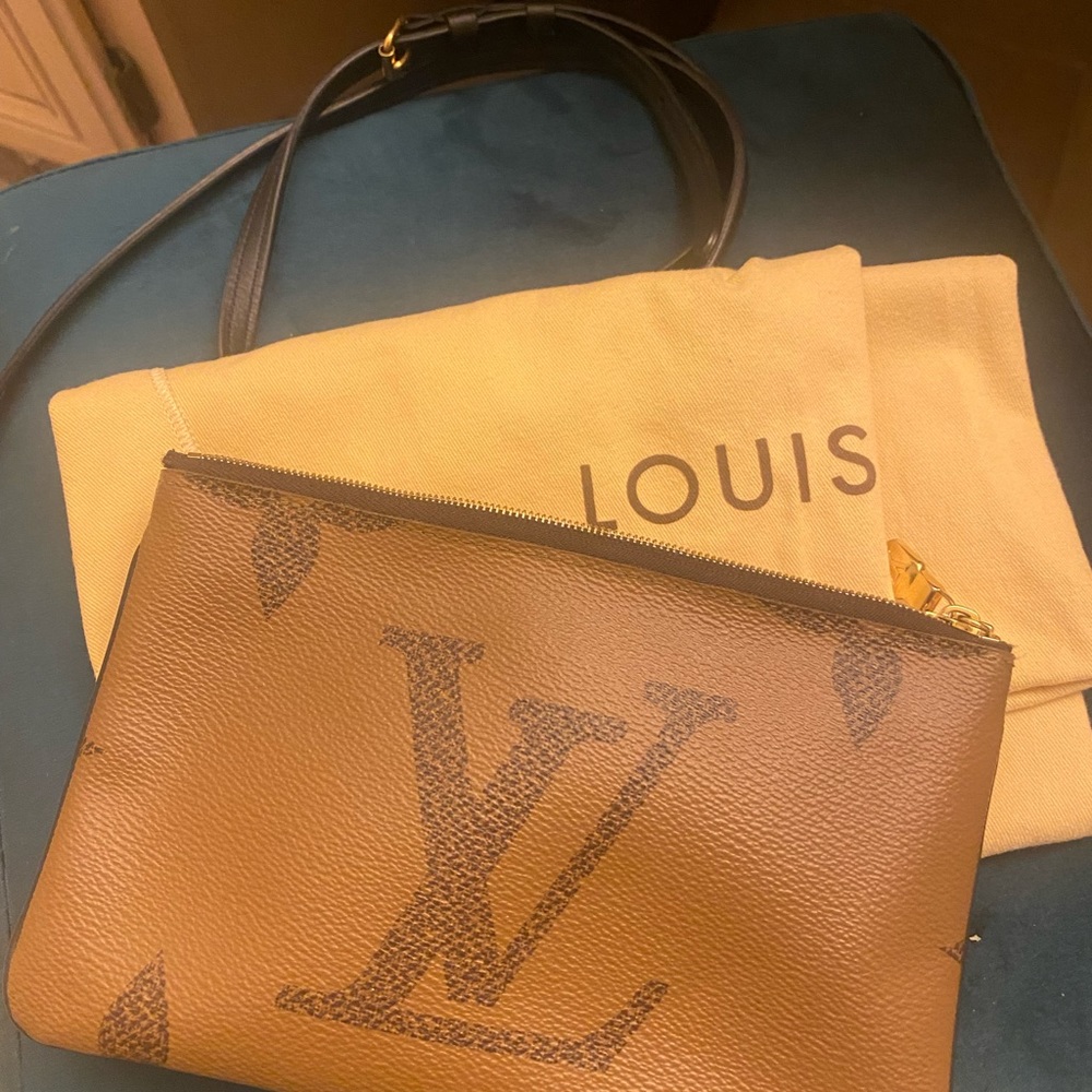 Authentic double zip Pochette